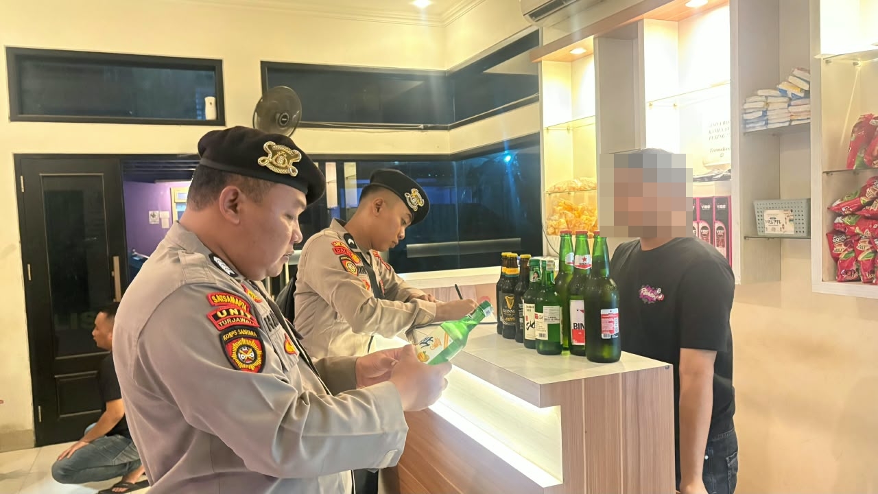 Razia Dini Hari di Kafe Kajen, Polisi Sita Puluhan Botol Miras