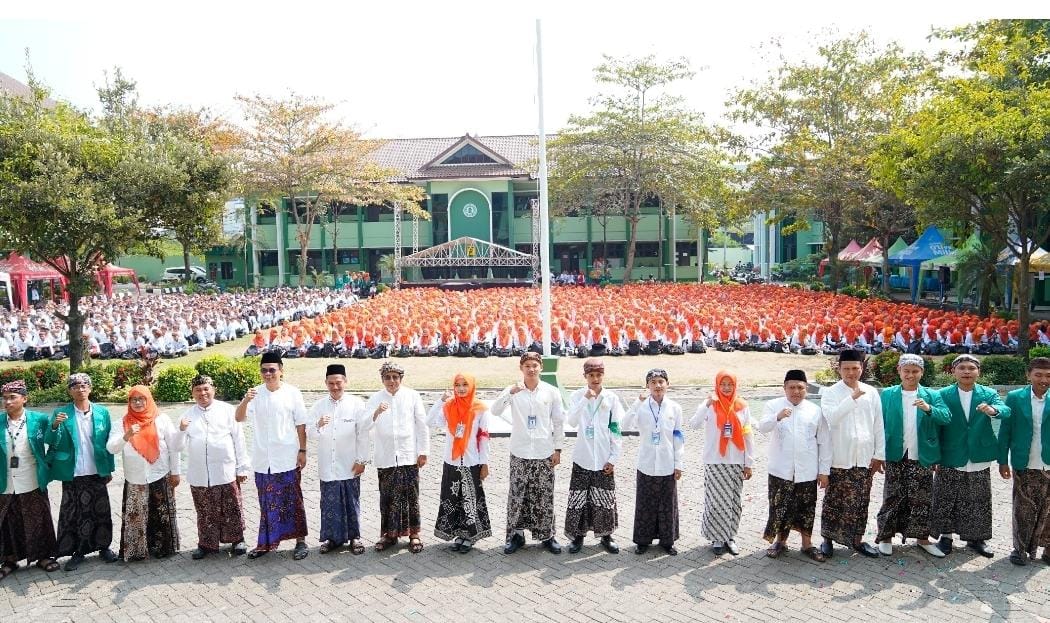 Dari Tradisi Jadi Rekor, 3.200 Civitas UIN Sunan Kudus Kompak Berbusana Kudusan