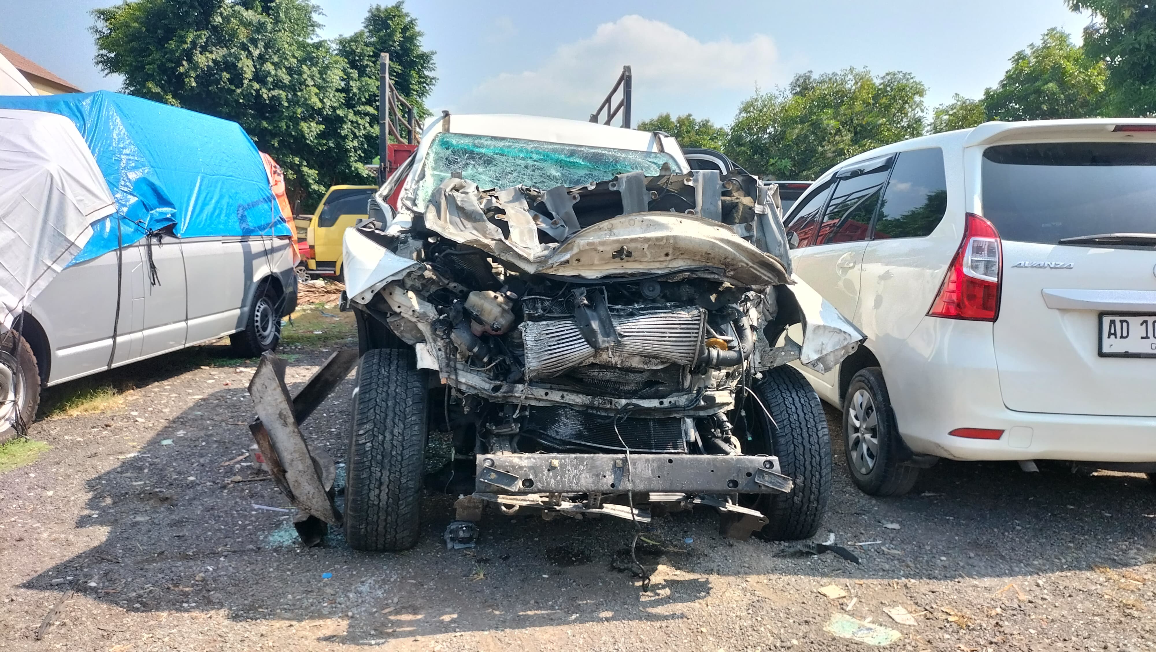 Diduga Kurang Konsentrasi, Toyota Fortuner Sruduk Truk Gandeng 1 Penumpang Meninggal