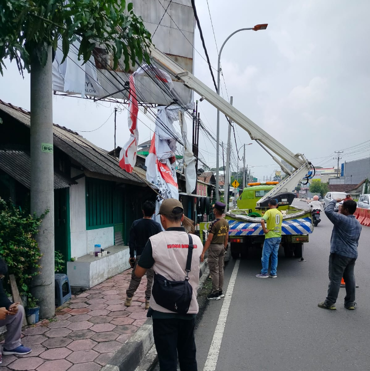 Langsung Dibuang Ke TPA Ngronggo, Bawaslu Salatiga Mulai Tertibkan APK Paslon