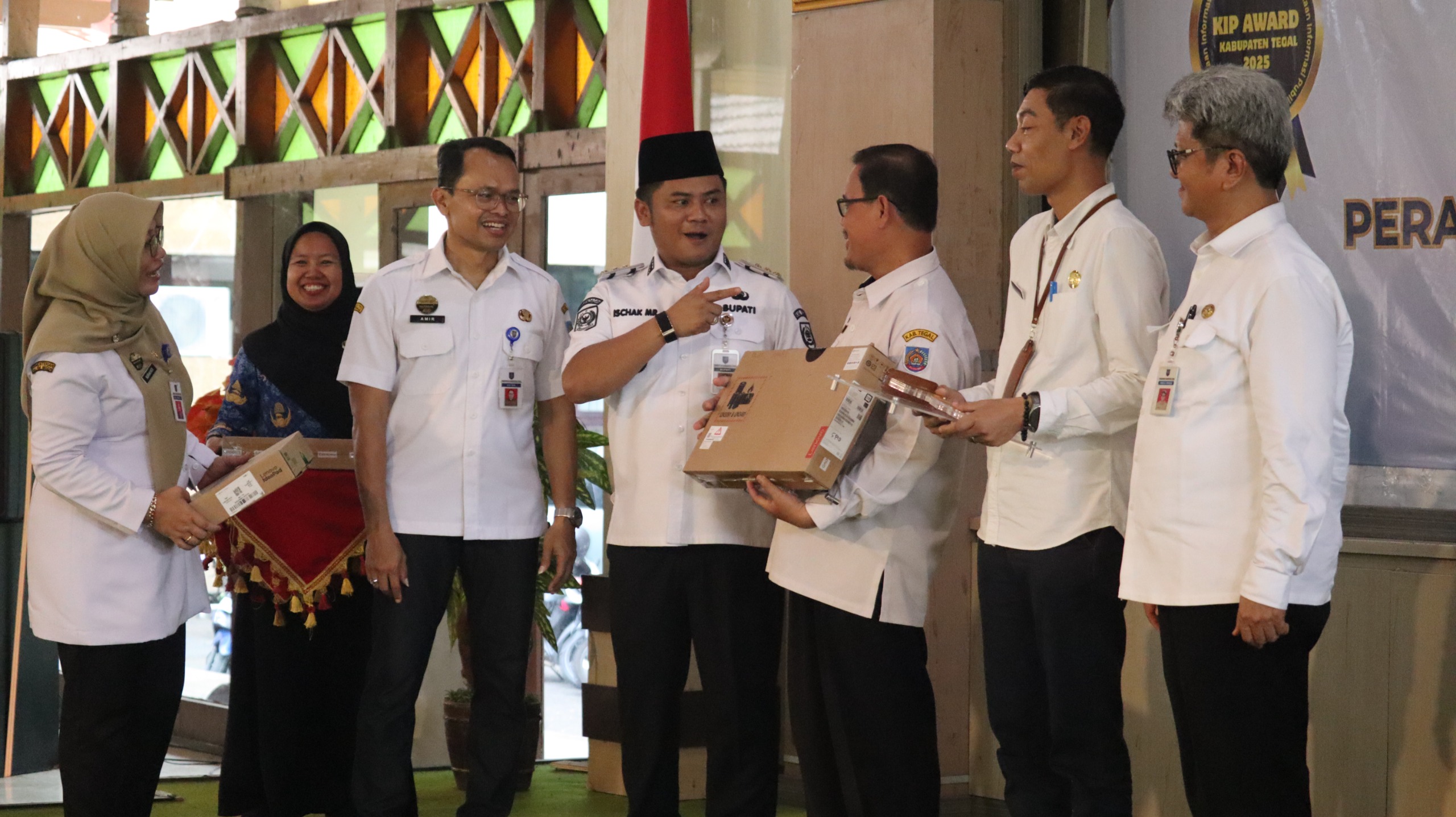 Transparansi Melesat, Kabupaten Tegal Anugerahkan KIP Award 2025 kepada DLH 