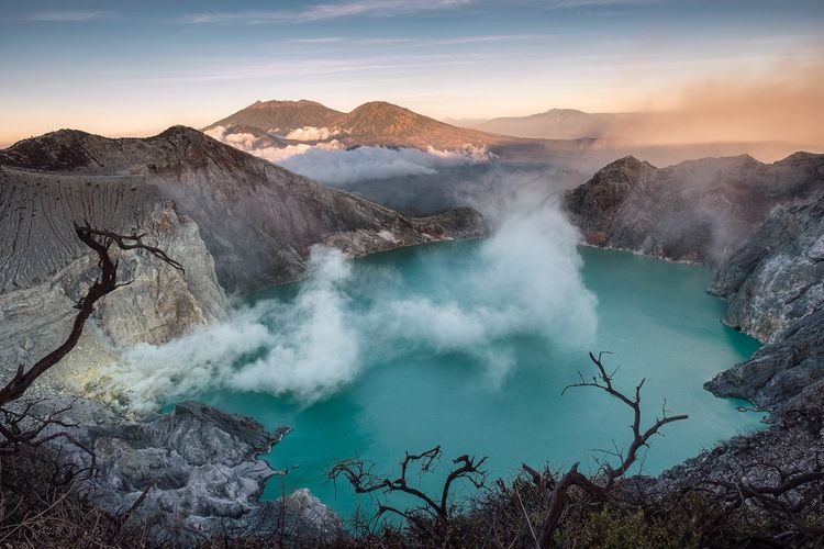 Mengungkap Fenomena Blue Fire di Kawah Ijen; Simak Tiket, Fasilitas, Jam Buka dan 4 Tips Mengunjunginya!