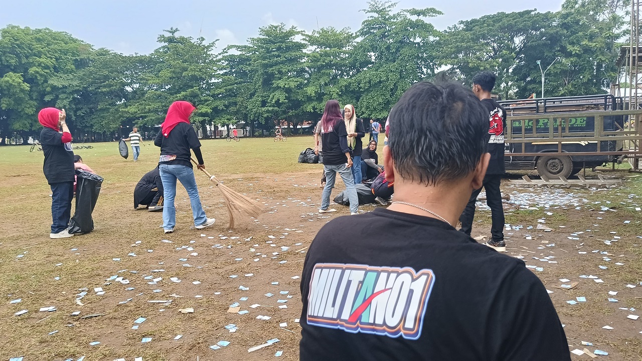 Kampanye Paslon Sebelah Tinggalkan Sampah, Relawan Fallas-Ridwan Rela Bersih-bersih Lapangan Dracik Batang 