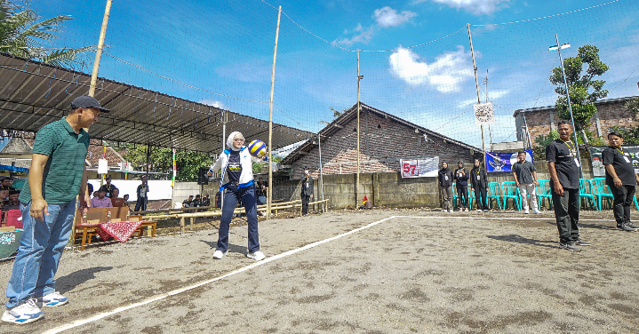 Nina Agustin Buka Turnamen Bola Voli Mandala Taruna Cup 1 Salatiga