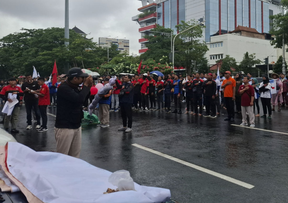 Diguyur Hujan, Ratusan Buruh di Jateng Tuntut Pembatalan Revisi UMSK