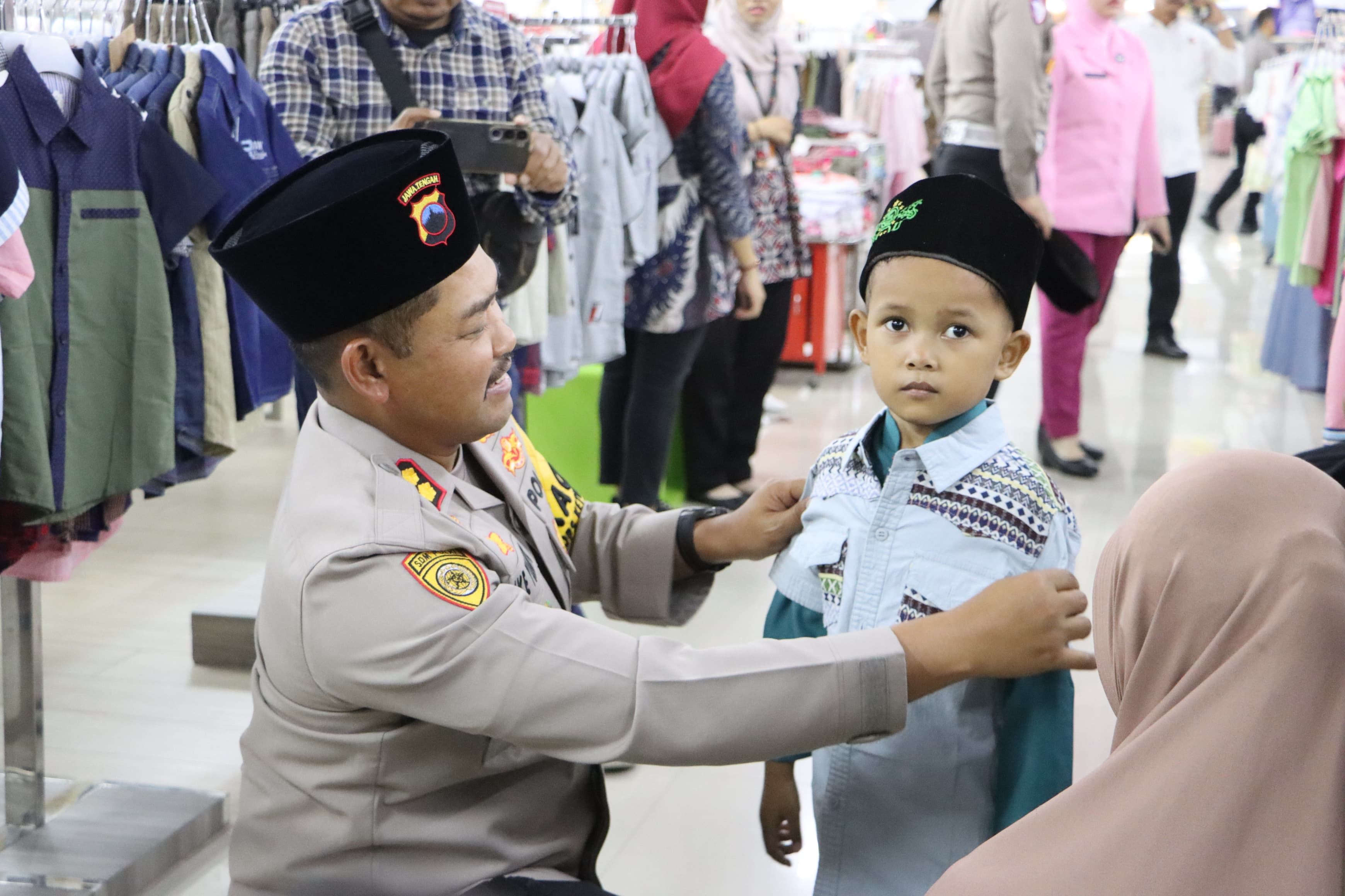 Momen Haru, Kapolres Grobogan Ajak Anak Yatim Piatu Belanja Baju Lebaran 