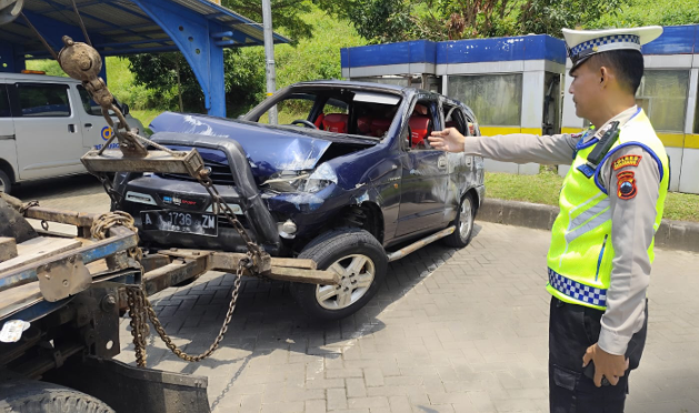 Manuver Memotong Jalur, Dua Kendaraan Pemudik Terlibat Kecelakaan di Tol Semarang–Solo
