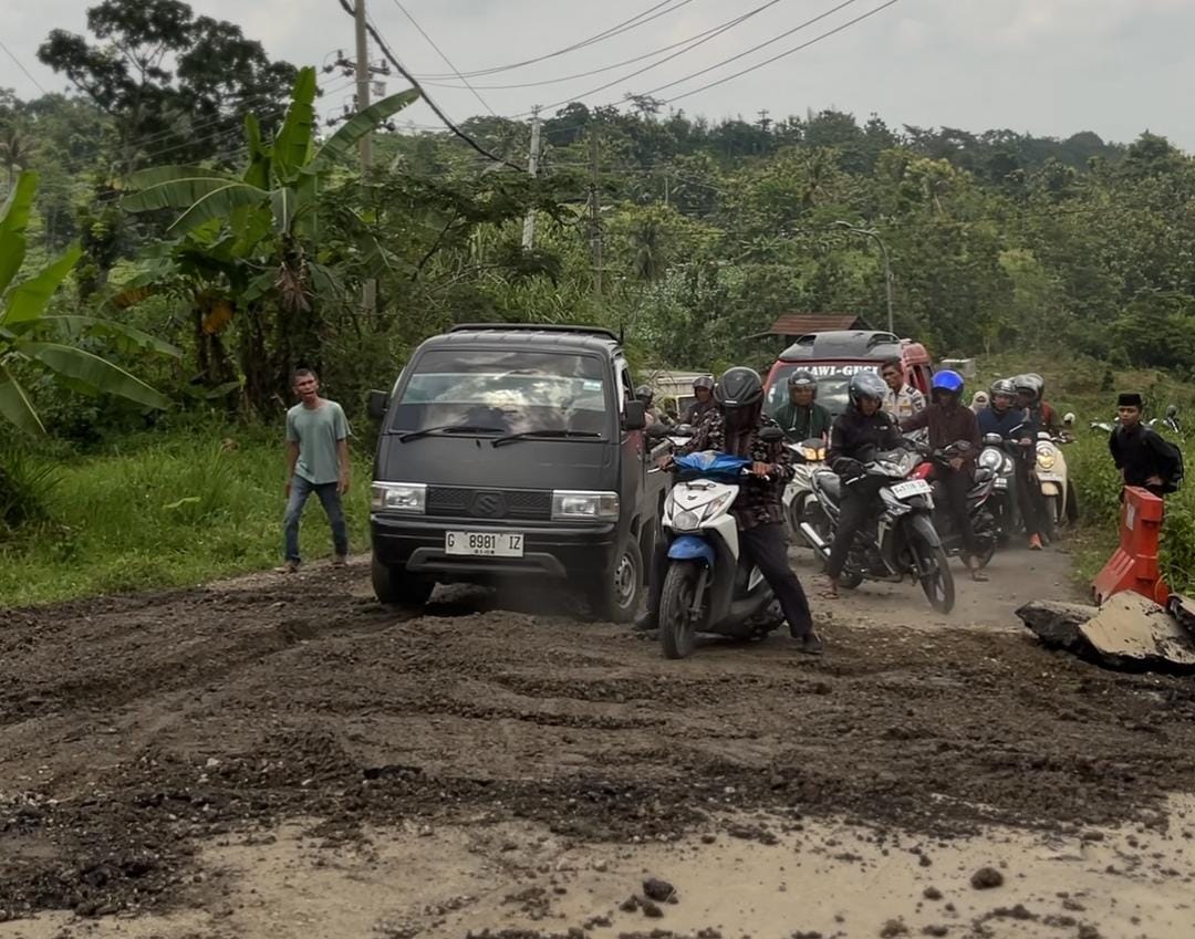 Jalan Clirit Tegal Kian Amblas, Retakan Bertambah Bikin Warga Panik