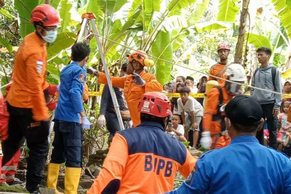 Evakuasi Jenazah Membusuk  dalam Sumur 