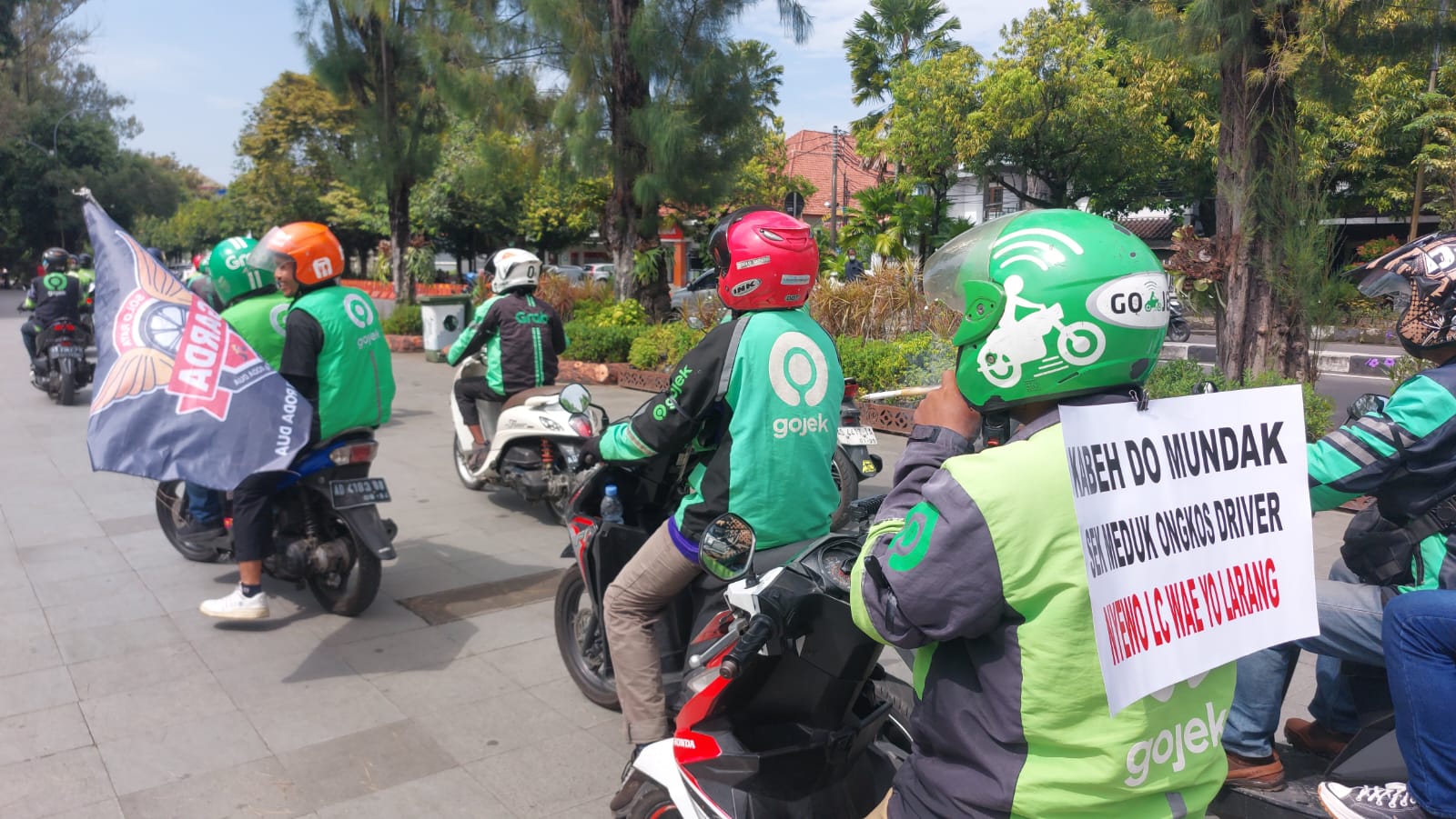 Desak Kepastian Hukum, Ratusan Ojol Solo Raya Geruduk DPRD