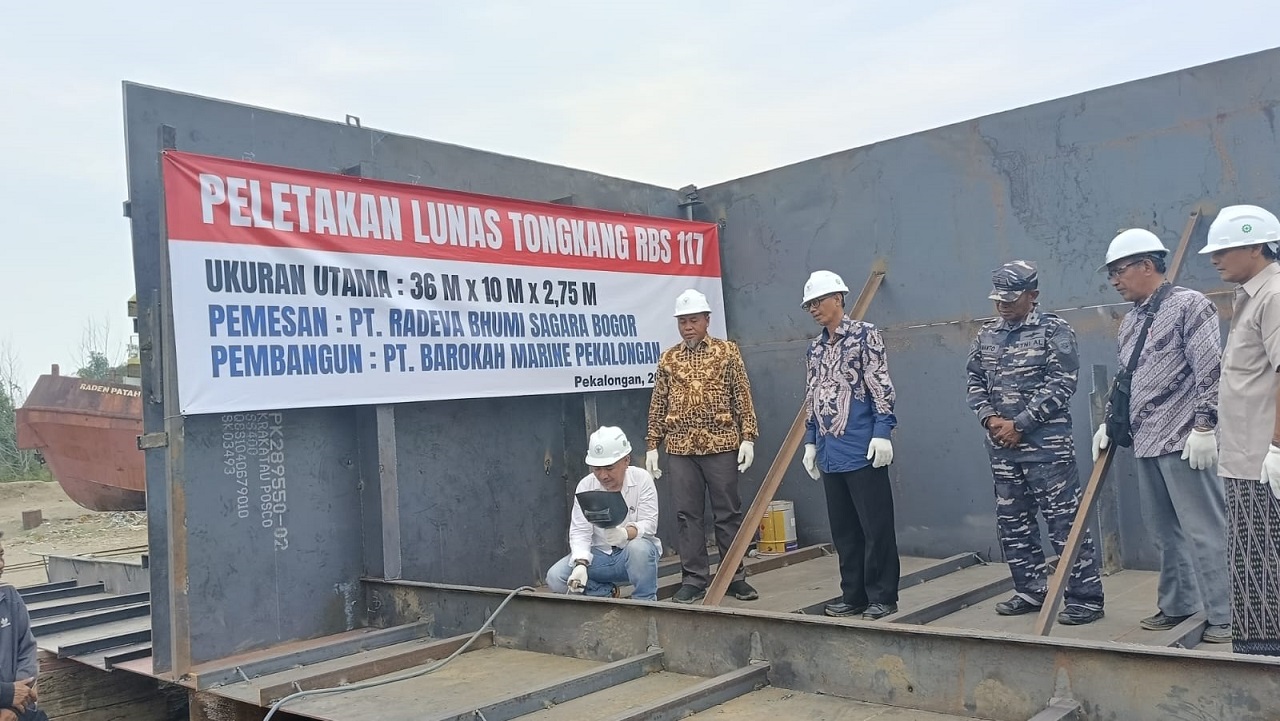 Barengi Pelantikan Presiden, Pengusaha Galangan Pekalongan Luncurkan Proyek Kapal Tongkang dan Tug Boat 