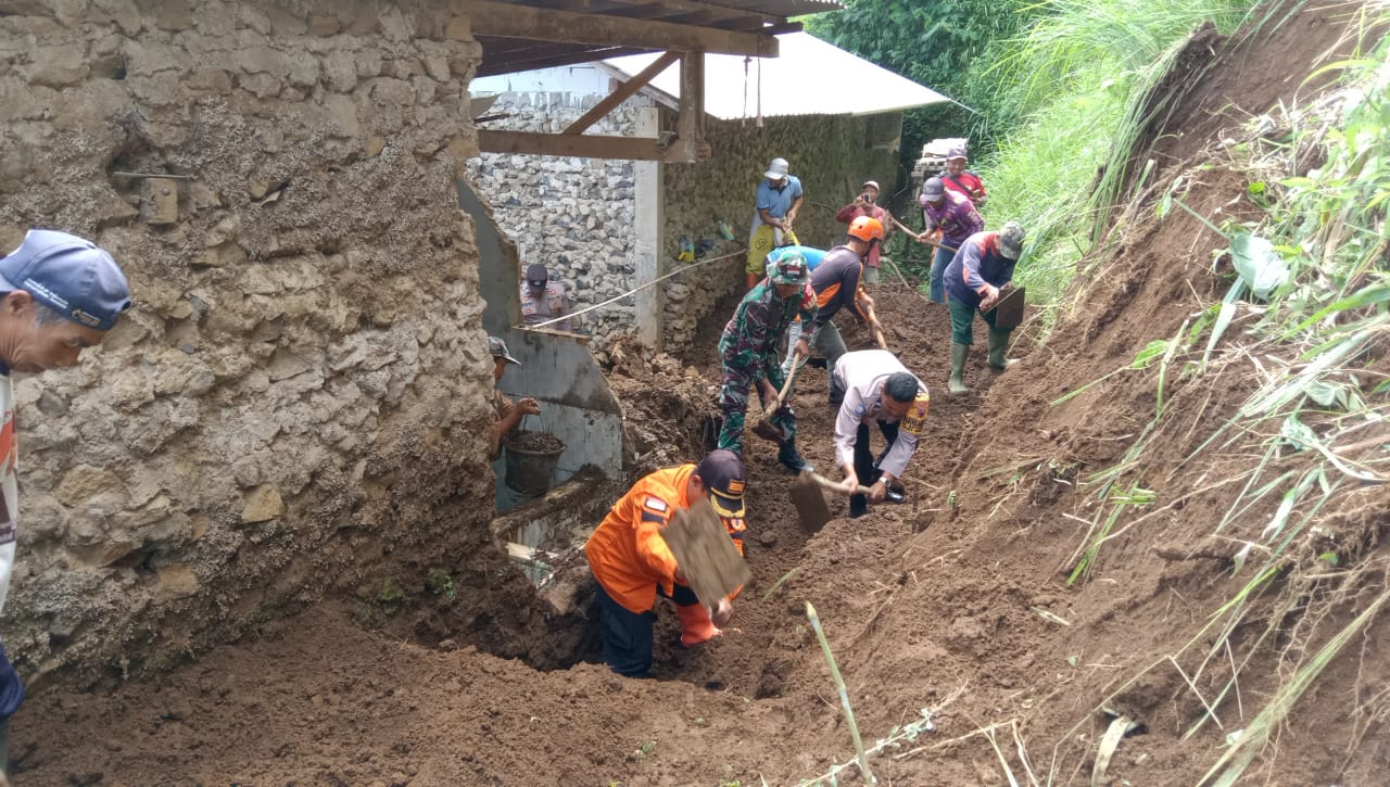 Longsor Timbun Rumah Warga Desa Dukuhbenda Kabupaten Tegal 