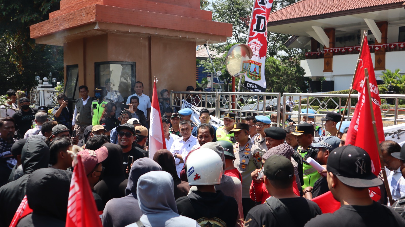 Massa Gelar Aksi Damai di DPRD Kudus, Kapolres Pastikan Pengamanan Humanis