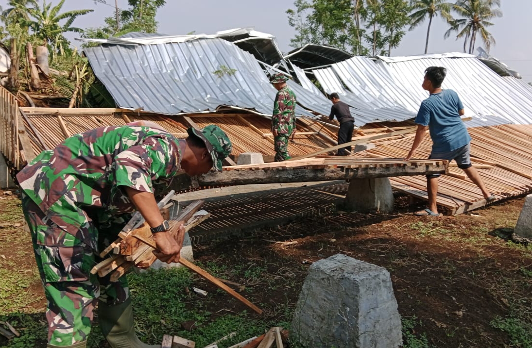 Hujan Deras dan Angin Kencang Robohkan Rumah Warga Sumurkidang Kabupaten Pemalang 