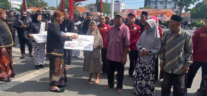 Pj Wali Kota Tegal Dadang Somantri Serahkan Bantuan kepada PMKS