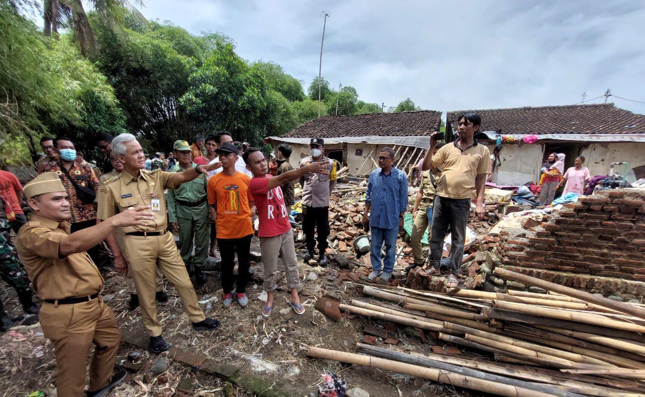 Cek Banjir Brebes, Ganjar Beri Bantuan Rehab Rumah Hingga Peralatan Sekolah