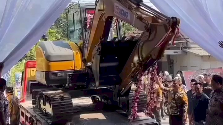 Video .Pernikahan Sultan' Karangrayung Grobogan Viral, Pengantin Dapat Mahar Excavator dan 2 Unit Mobil