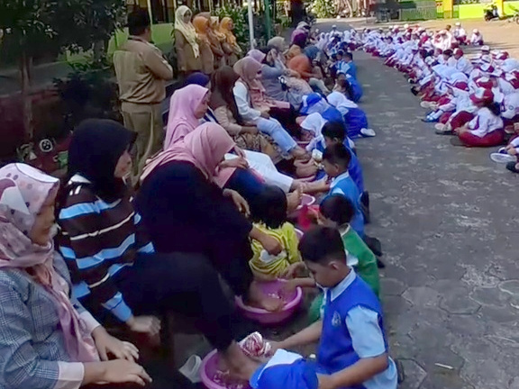Tradisi Basuh Kaki, Momen Haru yang Menutup MPLS di SD Pakintelan 