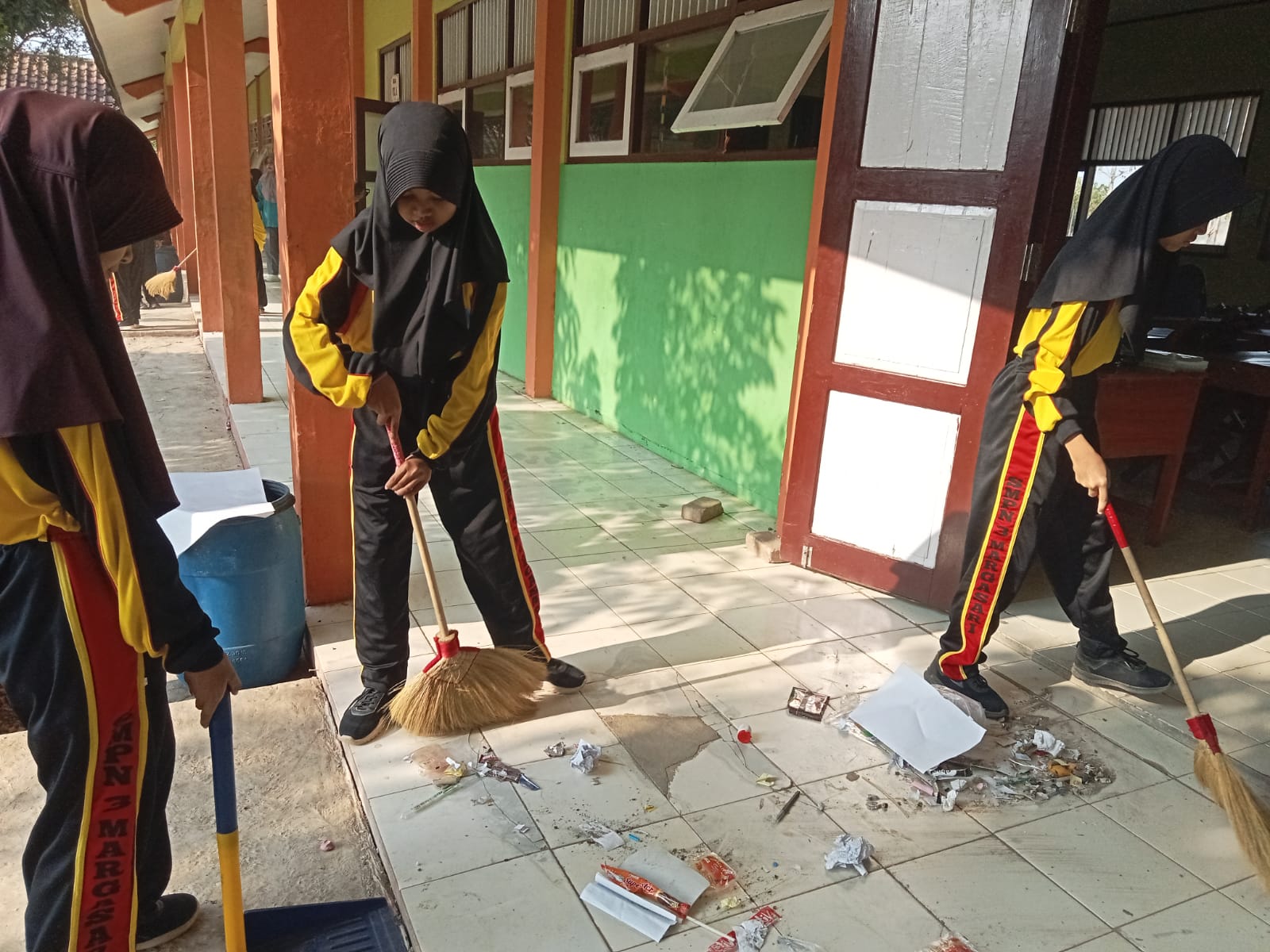 Aksi Nyata Siswa SMPN 3 Margasari Sambut World Cleanup Day, Bersih-Bersih Sekolah hingga Kampanye Bebas Sampah