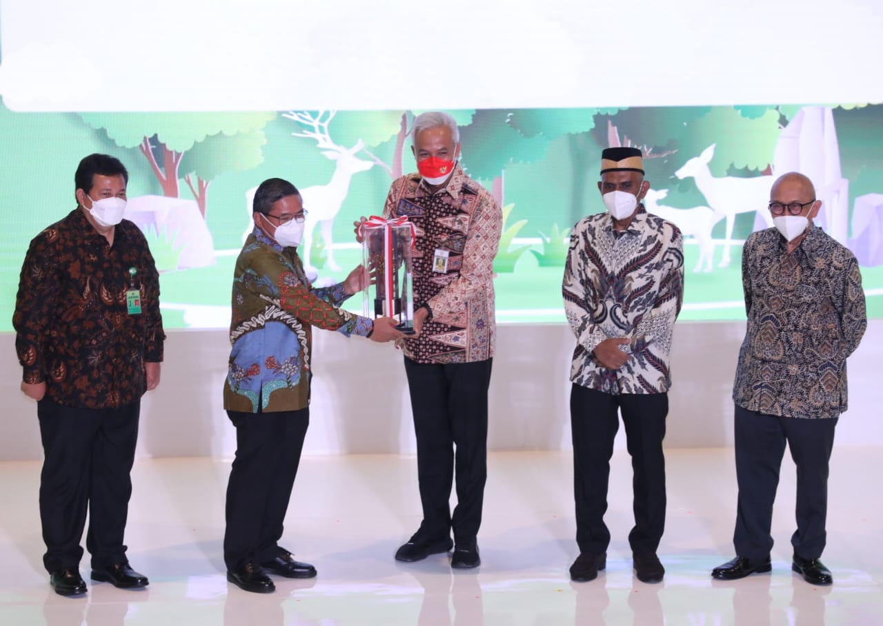Ganjar Pranowo Terima Penghargaan Green Leadership Nirwasita Tantra