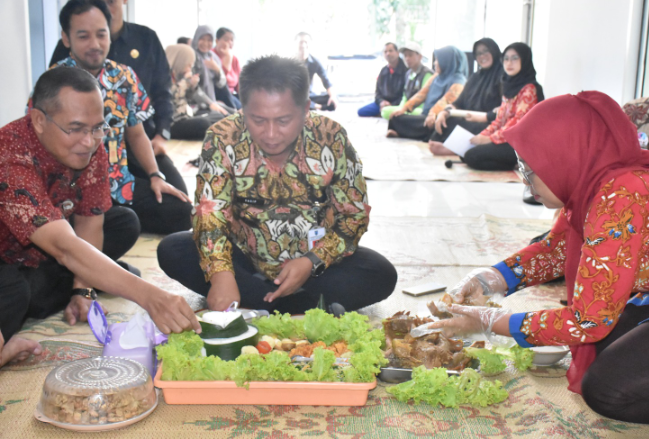 Yasip Beri Wejangan Kepada Pegawai DLH Sambil Lesehan Potong Ingkung 