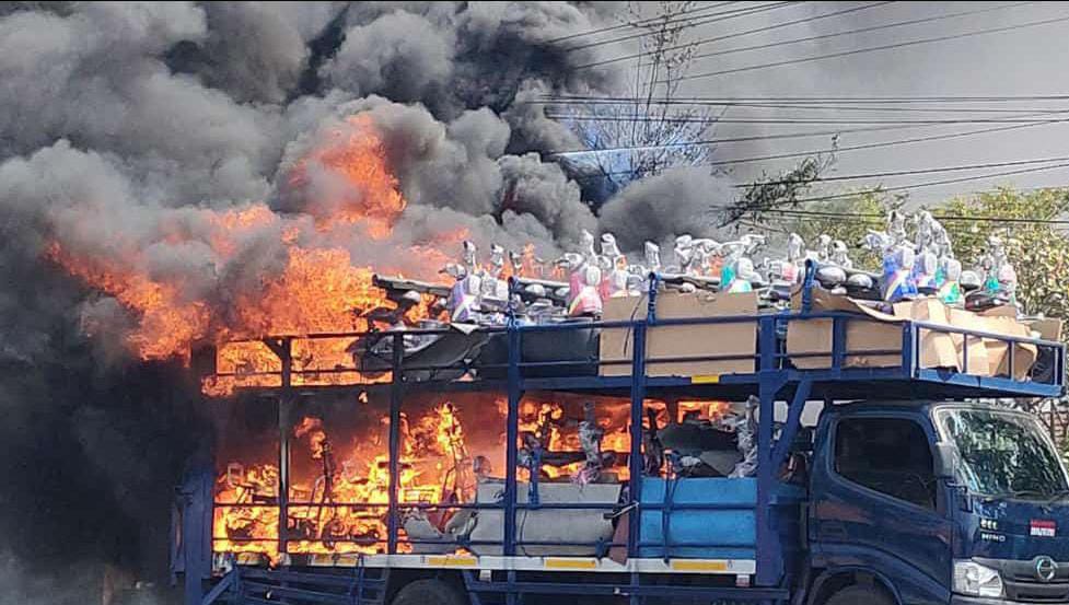 BREAKING NEWS : Puluhan Sepeda Listrik Ludes Terbakar saat Diangkut Truk dari Jakarta ke Malang