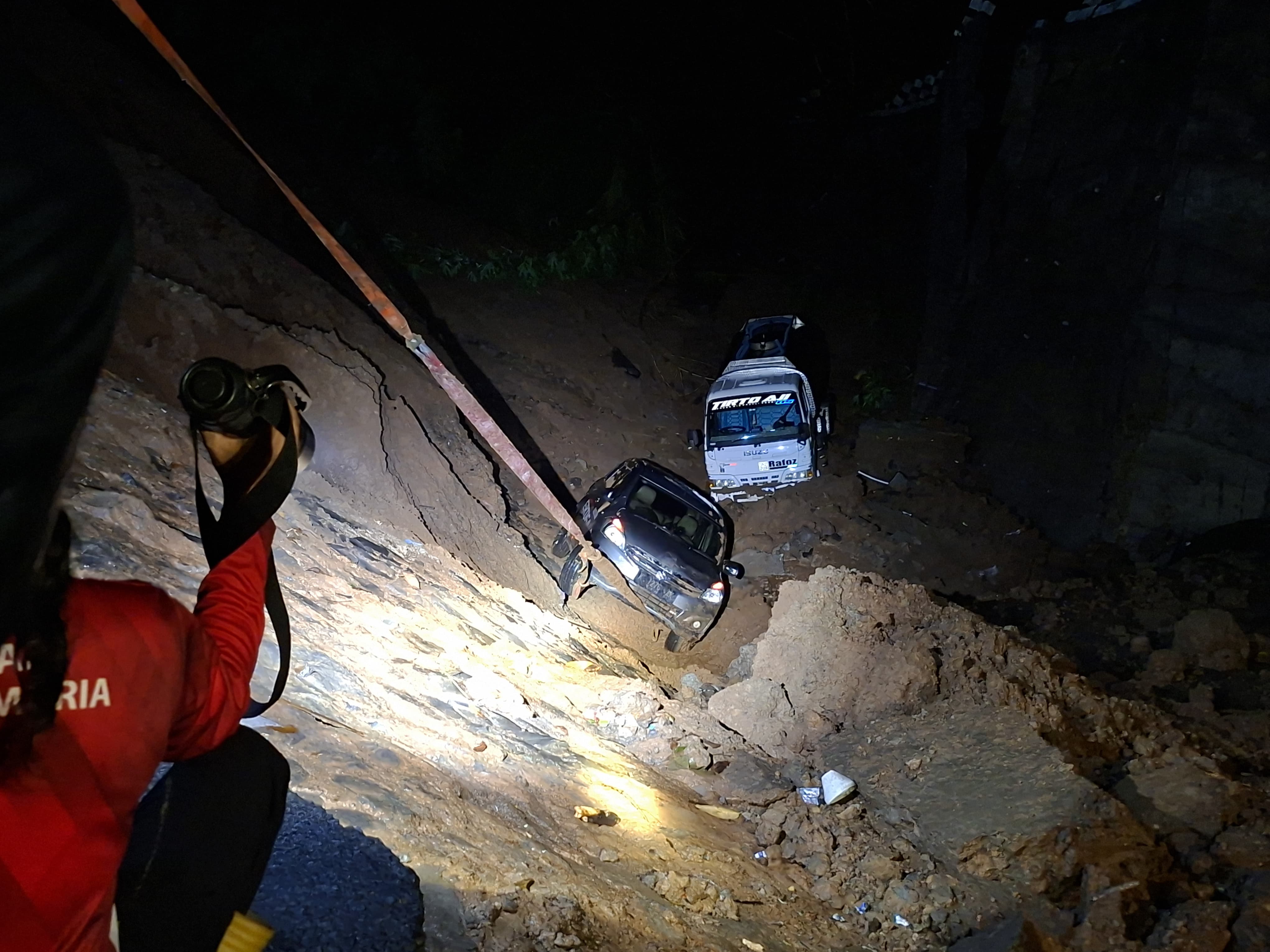 Kawasan Wisata Religi Sunan Muria Kudus Dihantam Longsor, Dua Mobil Hanyut ke Jurang 