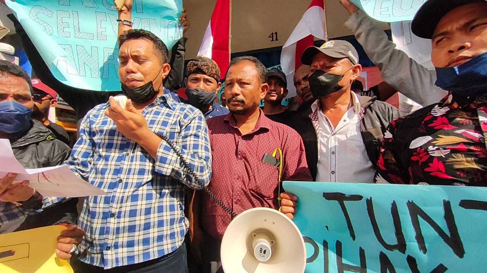 Massa Geruduk dan Segel Kantor ACT Jawa Timur