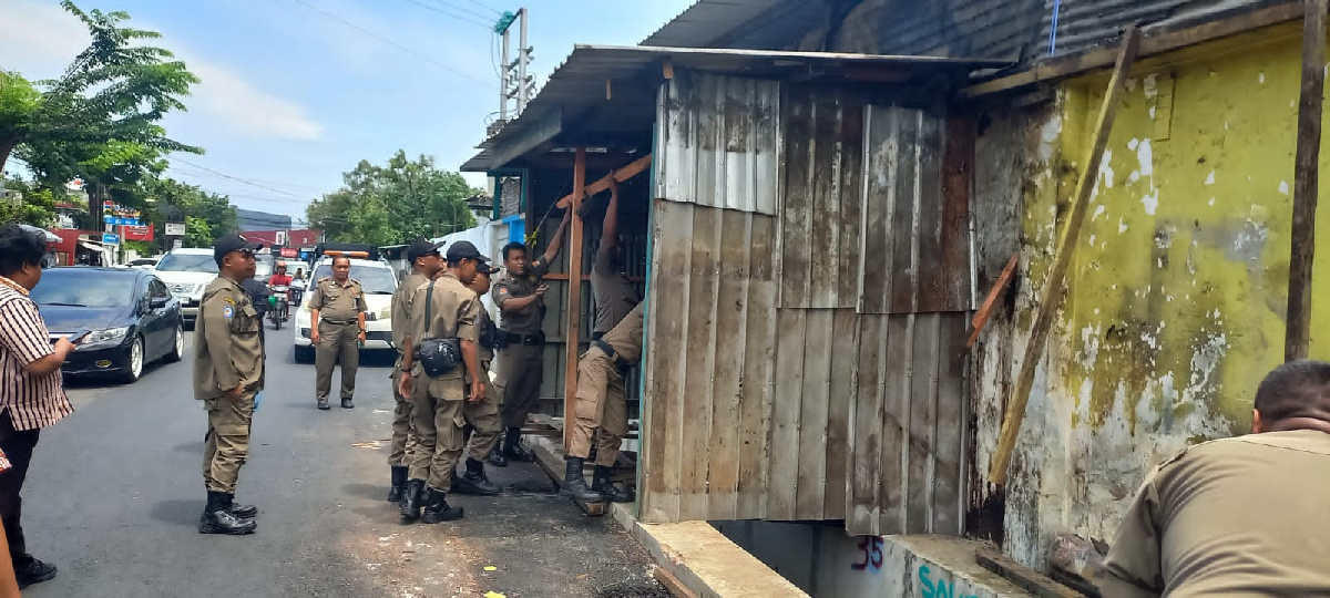 Satpol PP Kota Semarang Bongkar Lapak di Jalan Gajah Raya, PKL Berdiri di Pedestrian