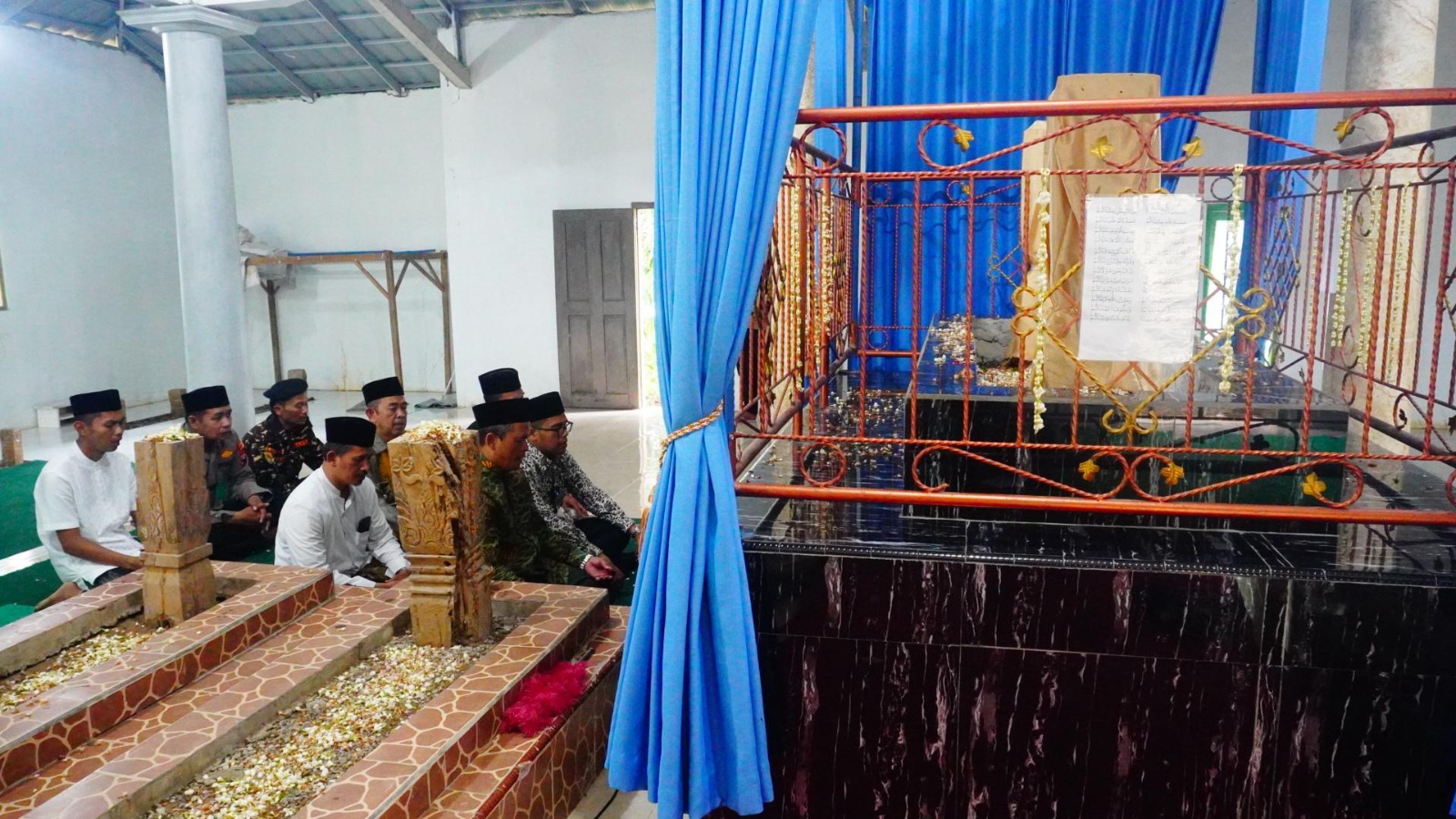 Ziarah, Doa, dan Janji Perbaikan: Bupati Batang Kunjungi Haul Sunan Kajoran di Desa Gringgingsari