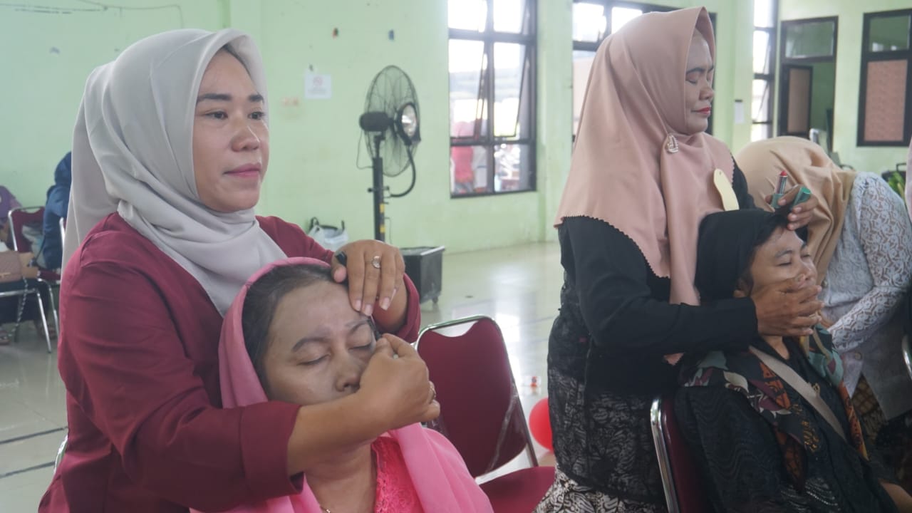 Hari Ibu 2024, Kocaknya Ibu-Ibu Pekalongan Barat Lomba Make Up tanpa Kaca