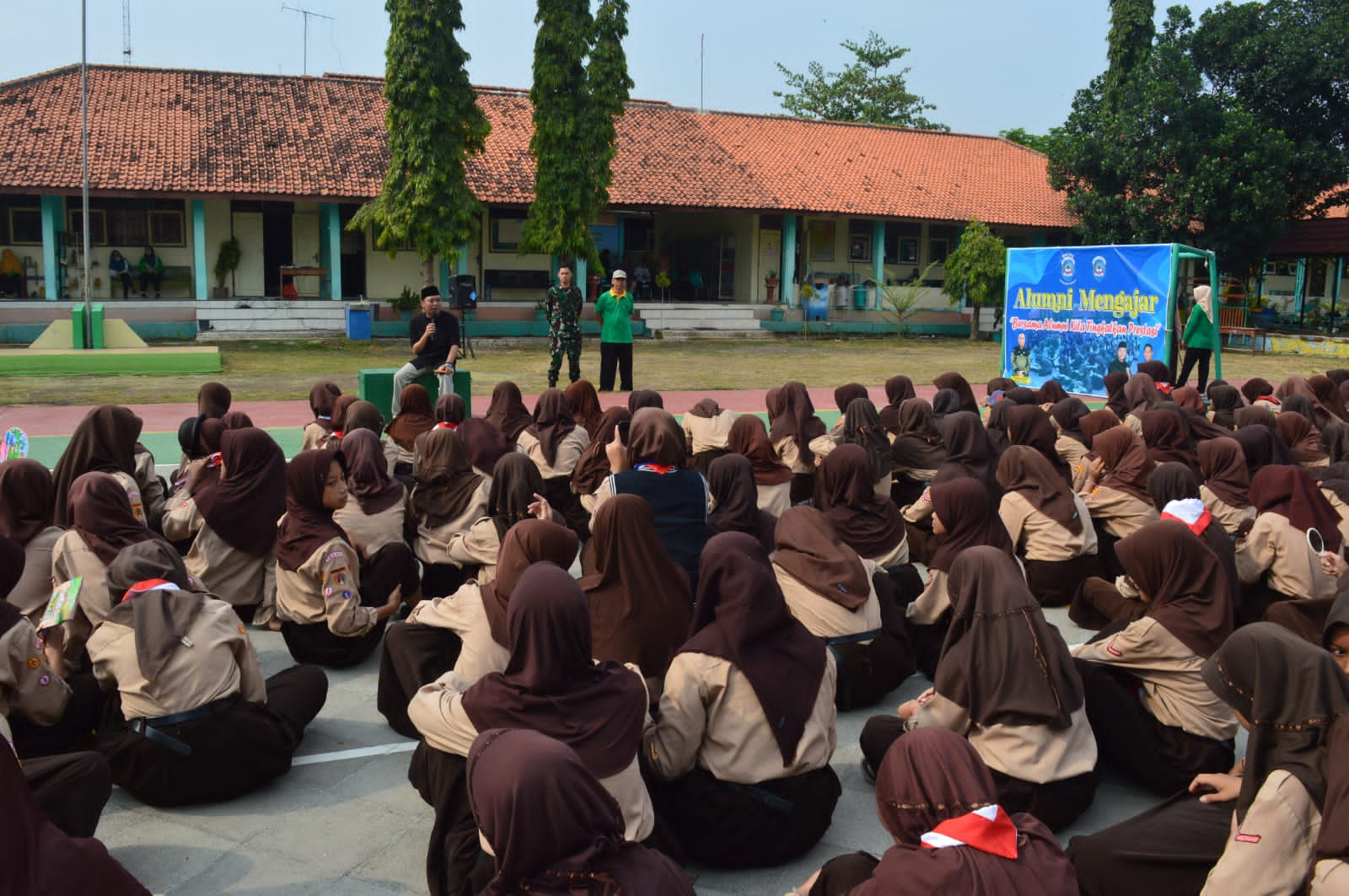 Keren! SMP Negeri 1 Talang Adakan Program Alumni Mengajar