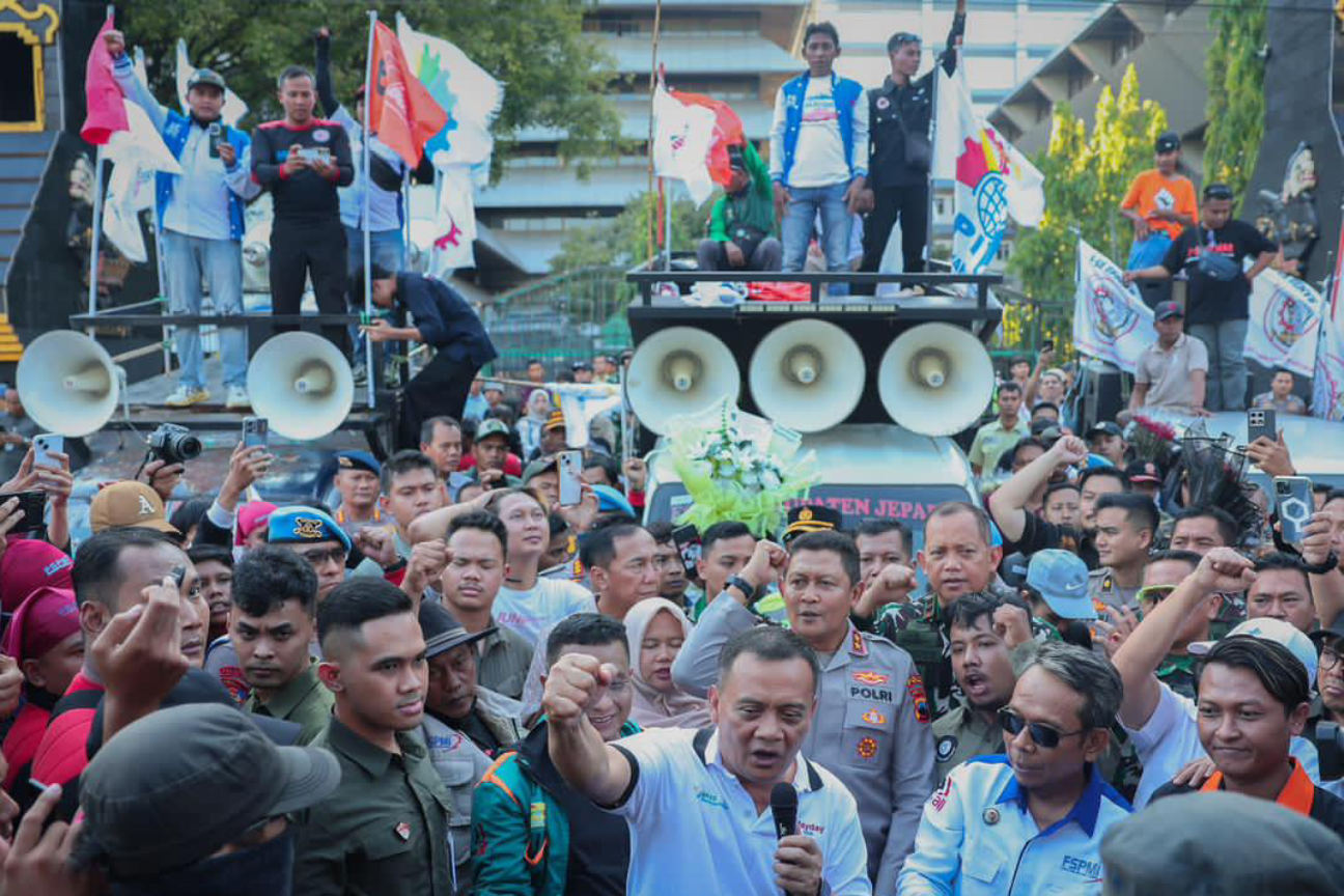 Ribuan Buruh Turun ke Jalan di Semarang, Soroti Outsourcing dan PHK