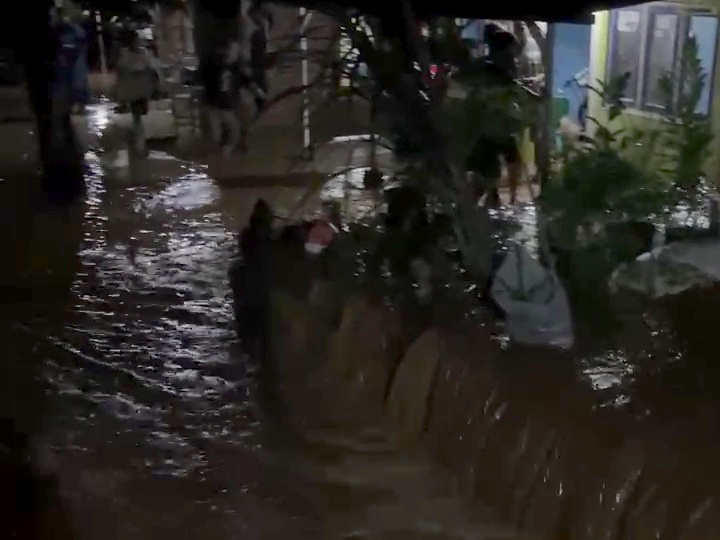 Talut Sungai Plumbon Jebol, Ratusan Rumah di Mangunharjo Semarang Terendam Banjir