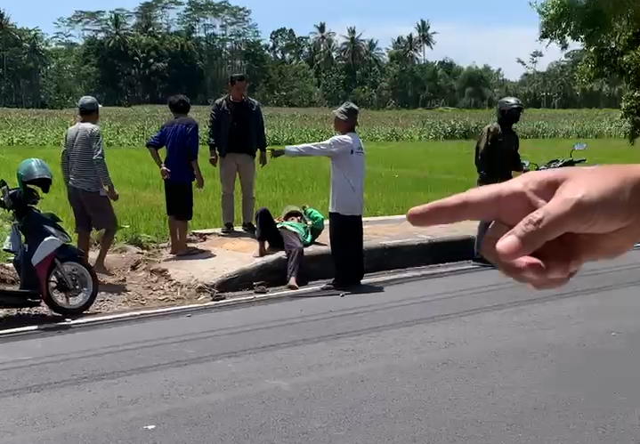 Tertimpa Baliho Paslon Robby-Nina, Driver Ojol Terpental Masuk Sawah