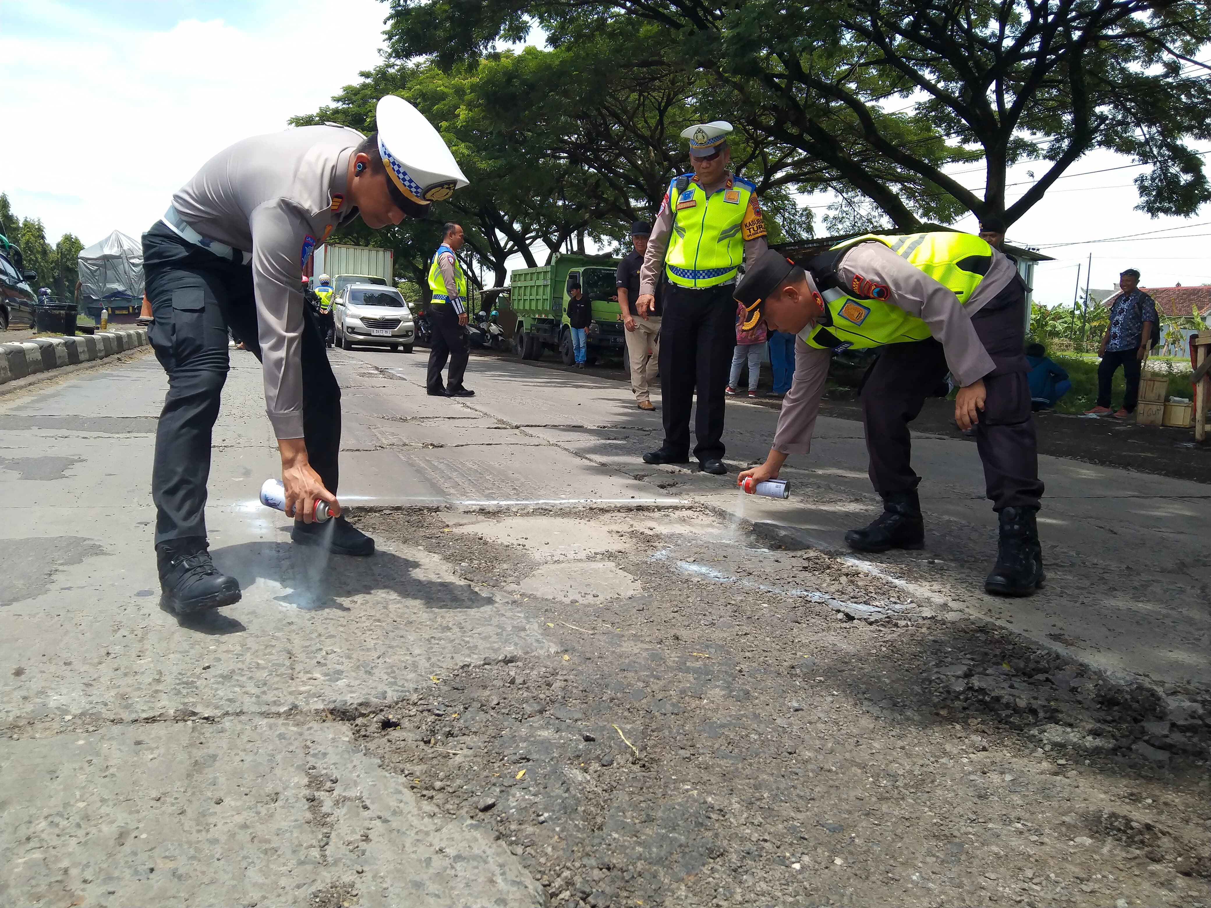 Polres Demak dan Bina Marga Kolaborasi Perbaiki Jalan Berlubang di Pantura