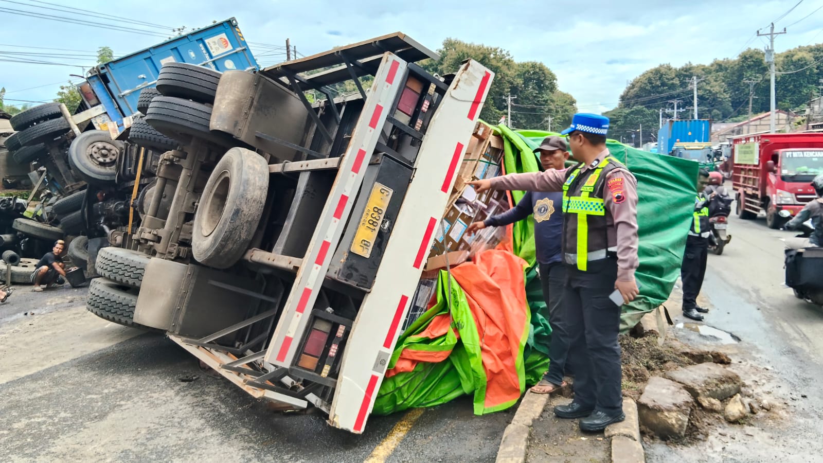 Diduga Rem Blong, Truk Tronton Tabrak Minibus dan Trailer di Gringsing Batang