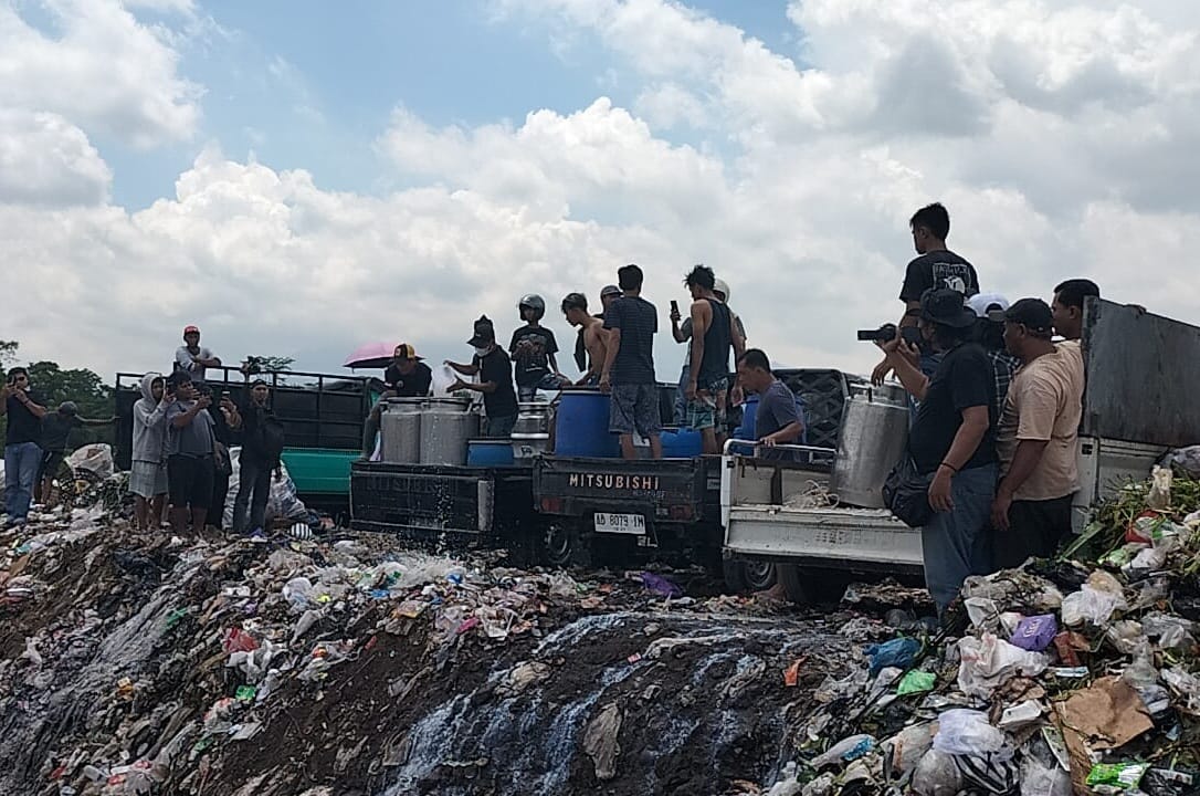 Kesal Produk Ditolak Pabrik, Peternak Boyolali Gelar Aksi Buang 50 Ribu Liter Susu