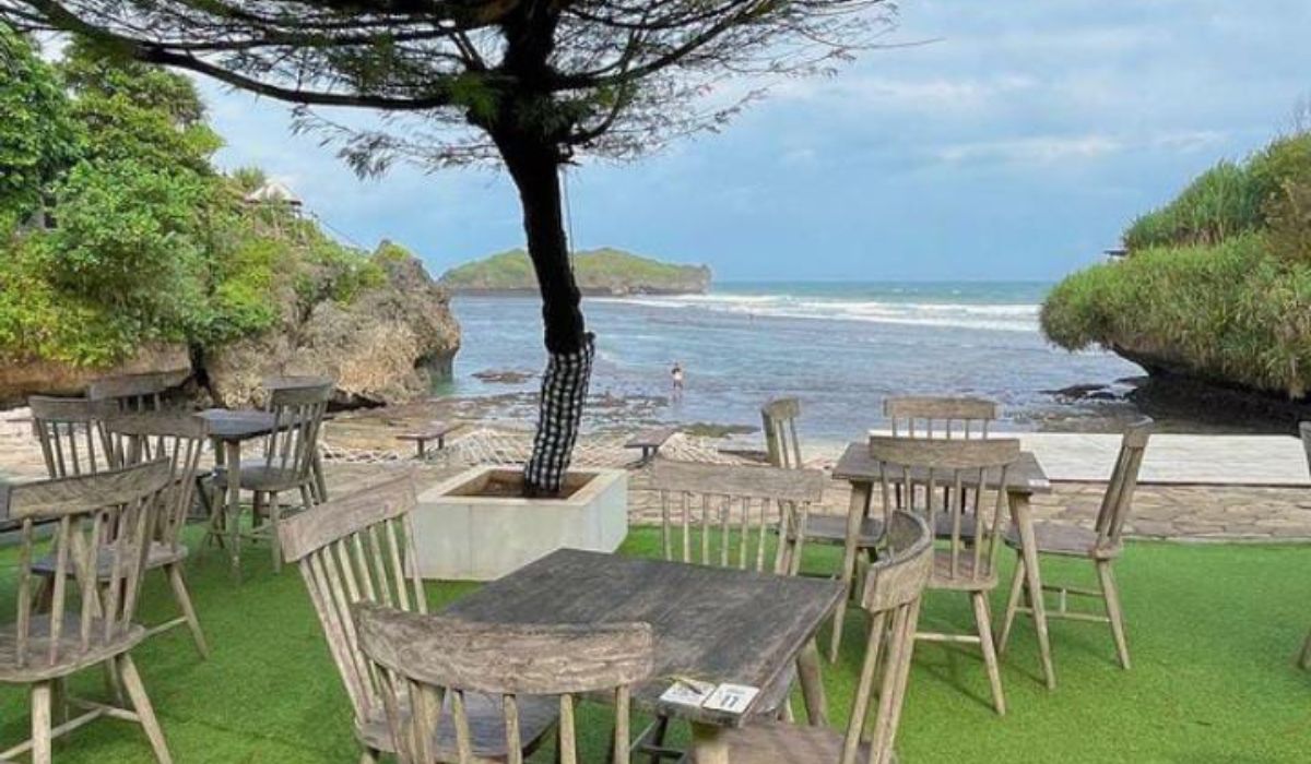 Nongkrong Seru di Kafe Pinggir Pantai Jogja, Menyantap Kuliner dengan Suguhan Hamparan Laut