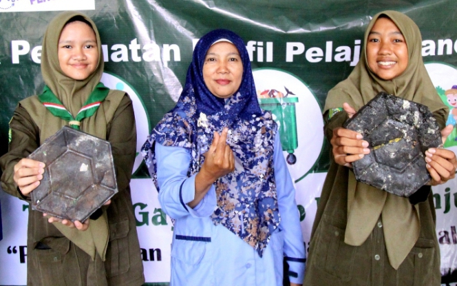 Siswa SMP Muhammadiyah 1 Kota Tegal Sulap Sampah Plastik Jadi Paving