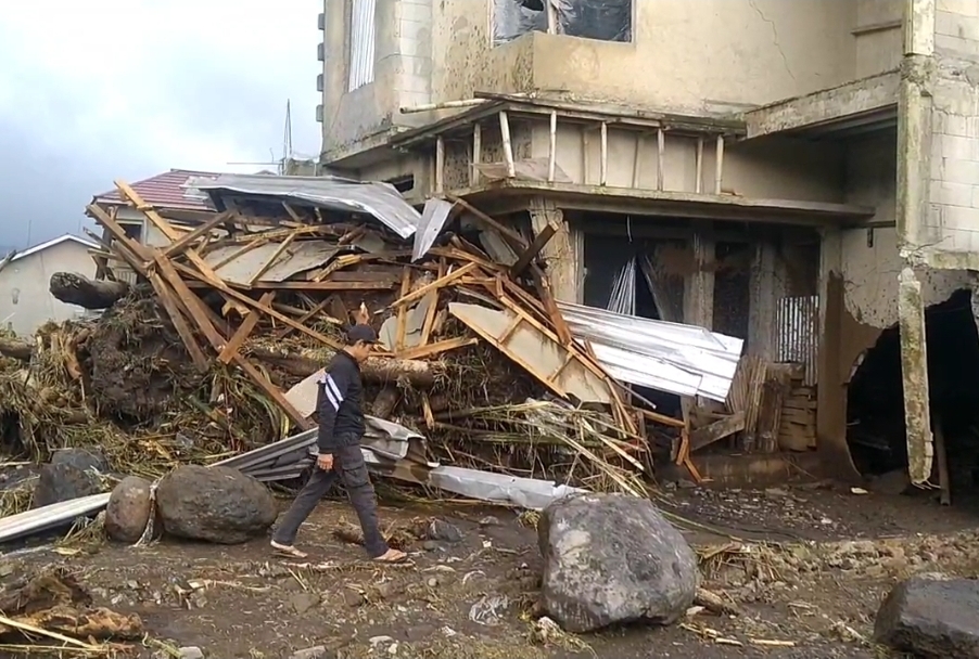 Banjir Bandang Terjang Desa Penakir Pulosari, 1 Warga Tewas dan Ratusan Mengungsi