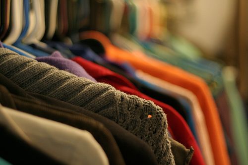 Jangan Asal Pakai Baju! Berikut 7 Pilihan Warna Baju yang Cocok untuk Kulit Sawo Matang