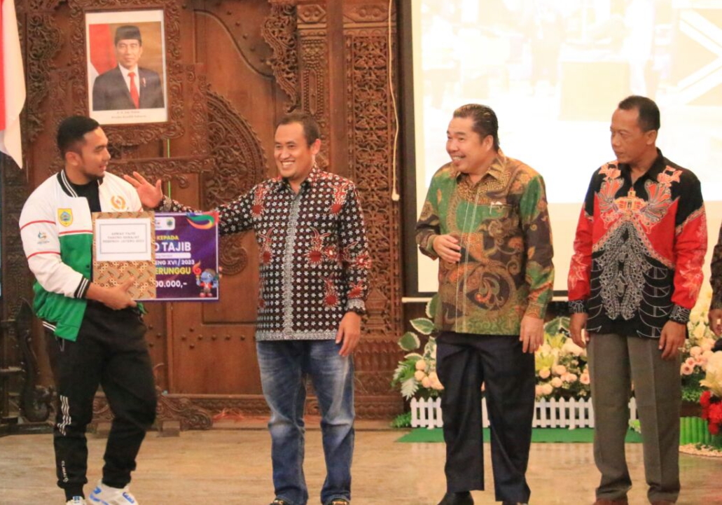 Atlet Berprestasi Terima Penghargaan dari Plt Bupati Pemalang H Mansur Hidayat 