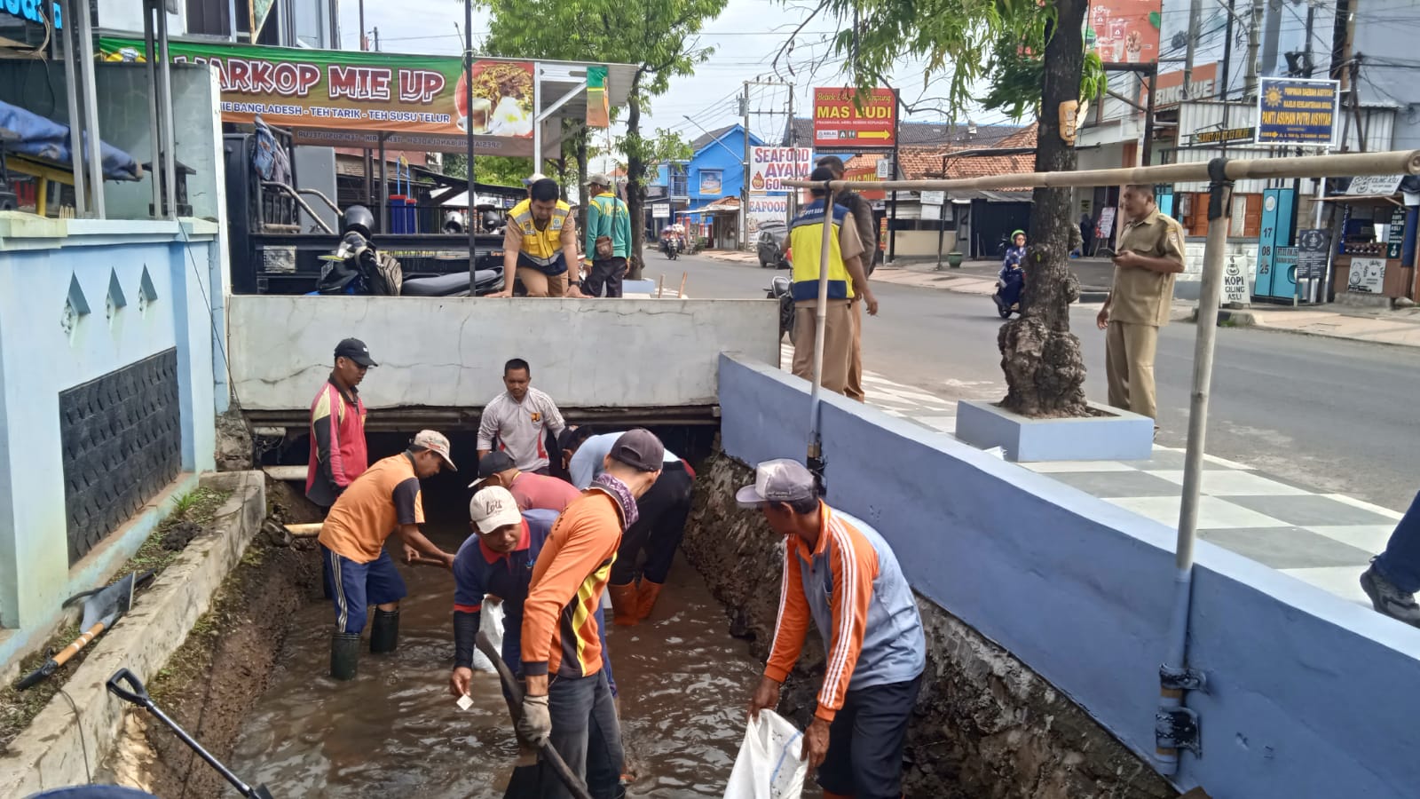 Normalisasi Drainase Jalan A Yani Batang, 88 Petugas Gabungan Bersihkan 2,5 Km Saluran Air