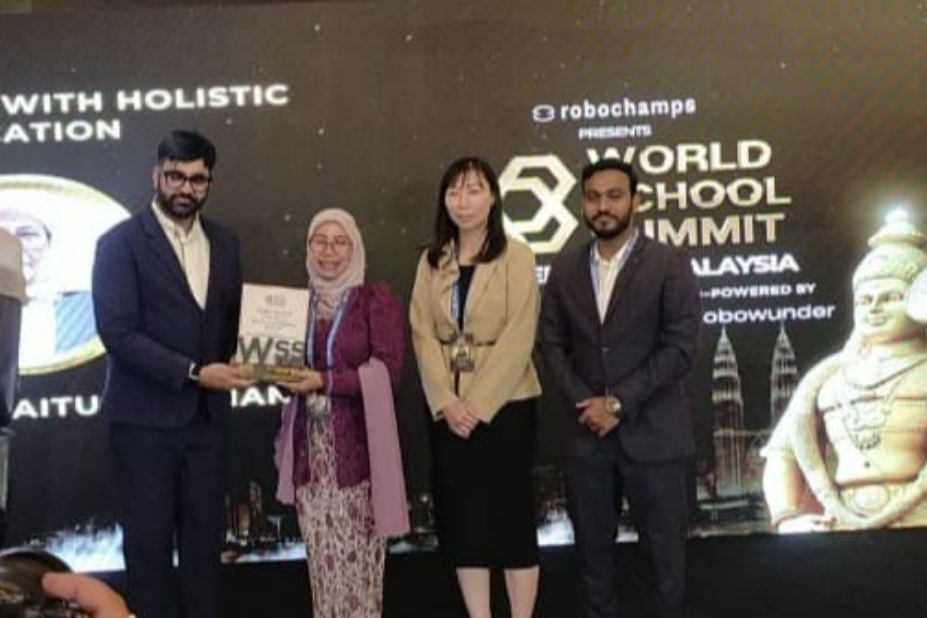 SD Hj Isriati Baiturrahman 1 Semarang Raih Best School with Holistic Education di World School Summit Malaysia
