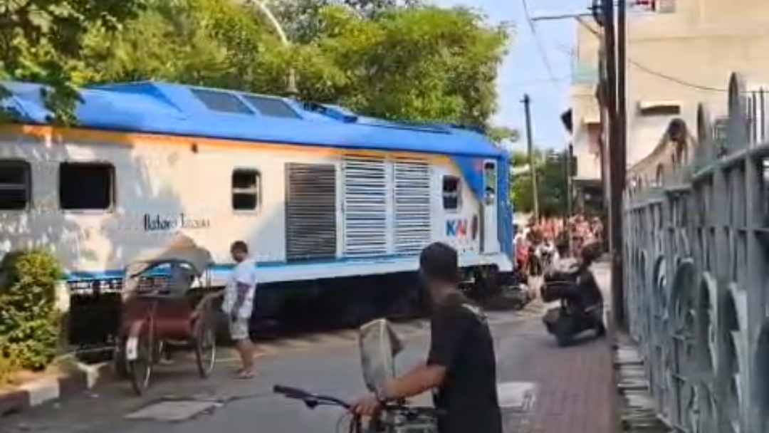 Kelalaian di Perlintasan KA Batara Kresna Kembali Makan Korban, Sepeda Motor Tertemper Kereta