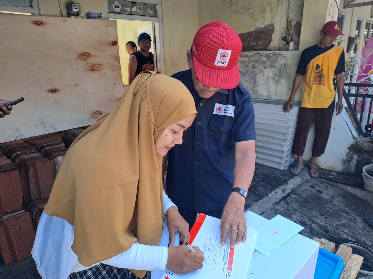 PMI Kabupaten Tegal Salurkan Bantuan untuk Korban Kebakaran di Curug 