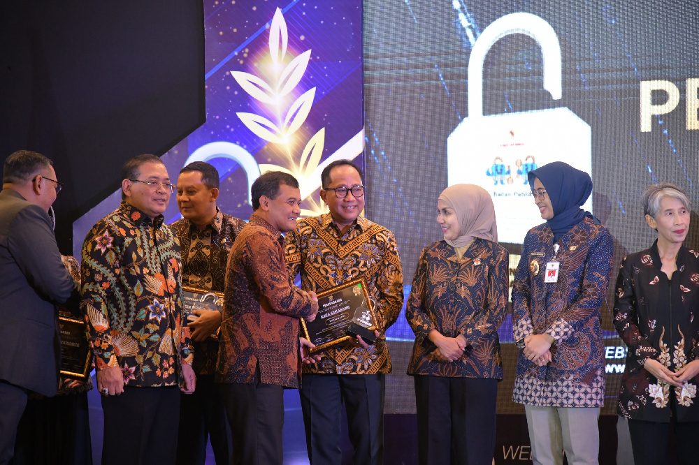 Dinilai Konsisten Terapkan Transparansi, Kota Semarang Raih Penghargaan Informatif 2025