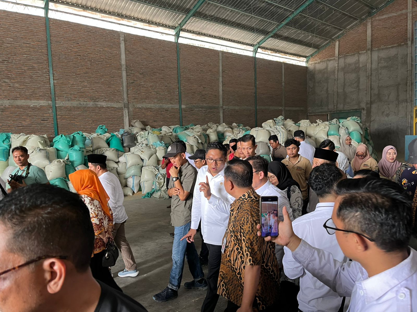 Dorong Produktivitas Petani, Wamentan Berikan Alat Pertanian dan Bibit