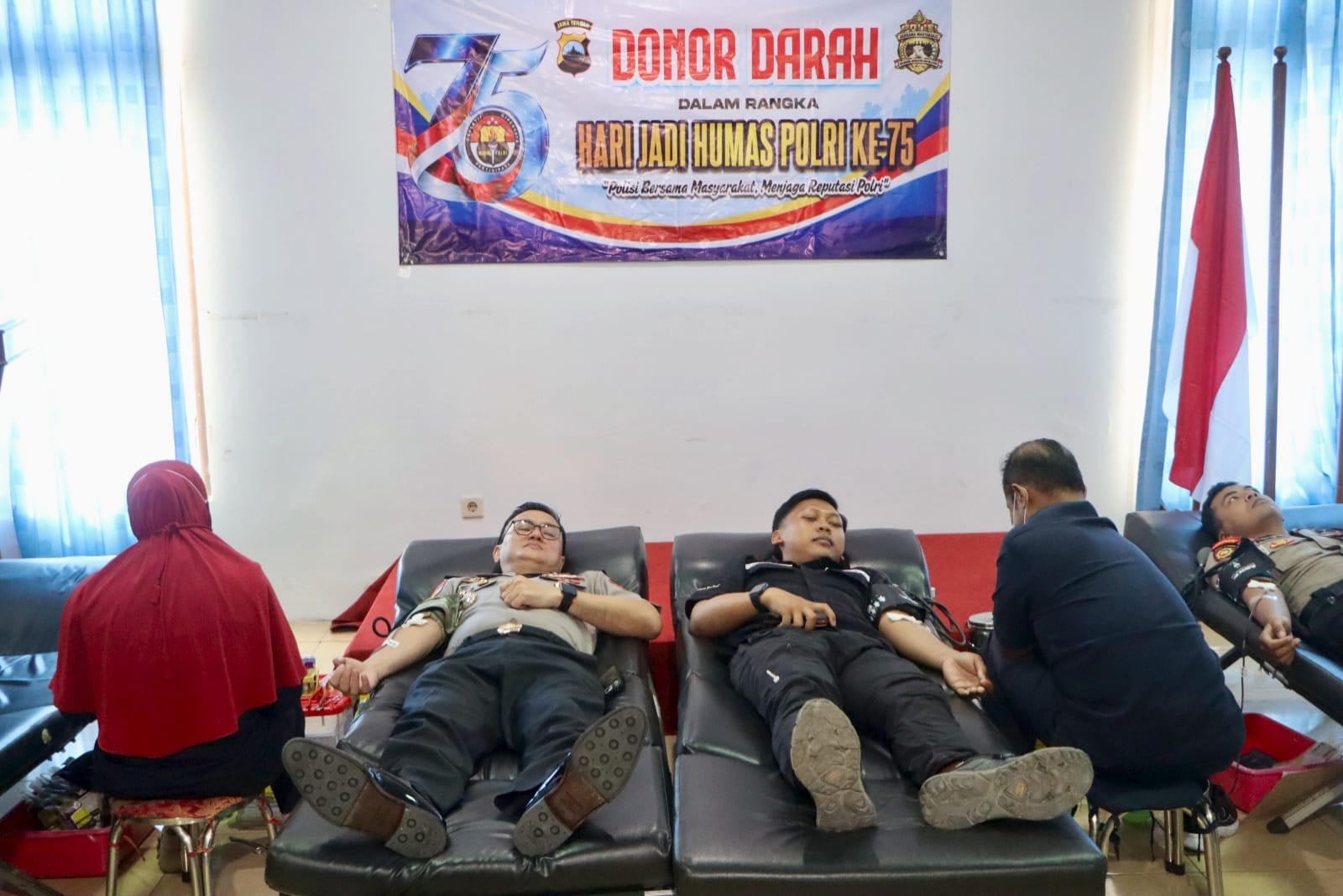 Sambut HUT Humas Polri, Polisi, Wartawan, dan Warga Tegal Kompak Donor Darah
